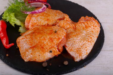 Marine edilmiş tavuk uyluk için ızgara ve Barbekü