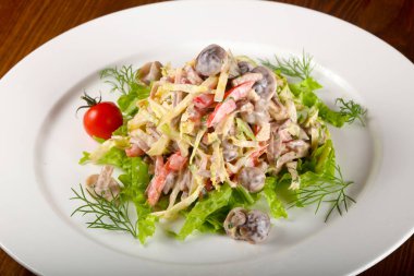 Beyaz tabak içinde salamura mantar salatası