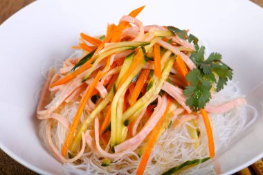 Salata vith şehriye, pastırma ve sebze