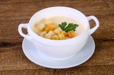 kremalı mantar çorbası maydanoz ile