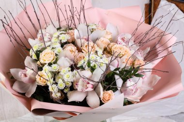 Diğer çiçeklerle birlikte taze güller.