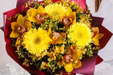 Çeşitli çiçek ile romantik buket