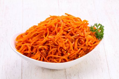 Kabın içinde çekilen havuç yığın