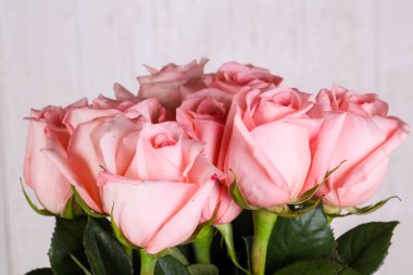 Beyaz arka plan üzerinde izole pembe gül buketi