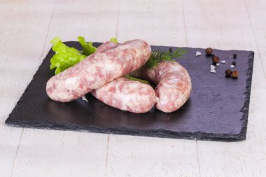 Çiğ domuz sosisi grill için hazır