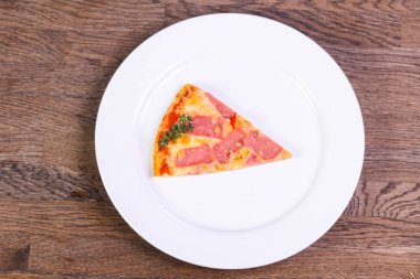 Lezzetli Pizza assortie sosis, mantar ve sebze