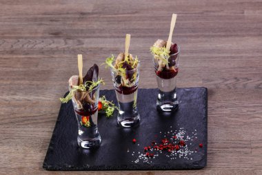 Aperatif yemek kızılcık soslu biftek