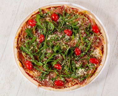 Hamon ve roka ile pizza.