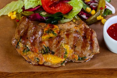 Peynir ve domates soslu ızgara domuz