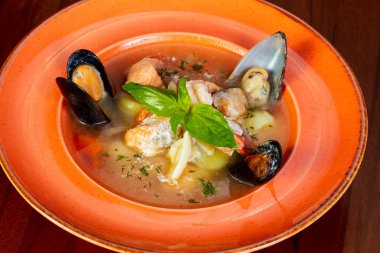 Fesleğen yaprakları ile deniz mahsulleri çorbası