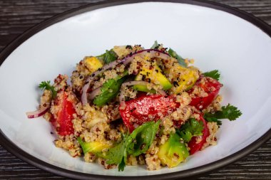 Kinoa ve enginar ile taze sebze salatası