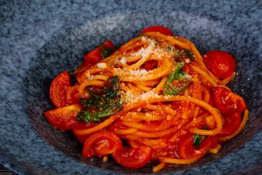 Kırmızı spagetti domates, tuz ve fesleğen ile