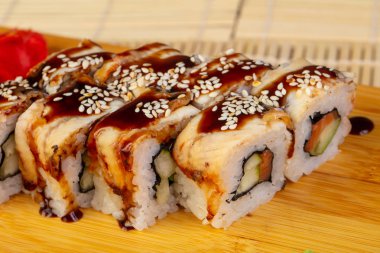 Lezzetli Kanada suşi roll teriyaki ve susam ile