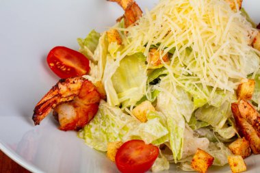Kızarmış karides lezzetli ceasar salata