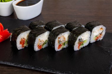 Delicios suşi roll somon ve sebzeler ile 
