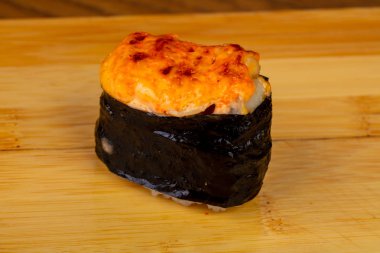 Lezzetli kızarmış peynir suşi roll