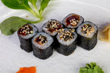 Suşi Unagi maki ile yılan balığı