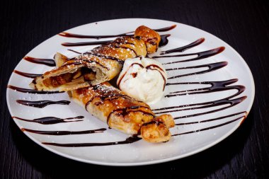 Çekirdekli Kuru üzüm, dondurma, çikolata şurubu ile lezzetli viski pasta