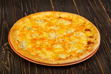 Ahşap arka plan üzerinde pizza dört peynir