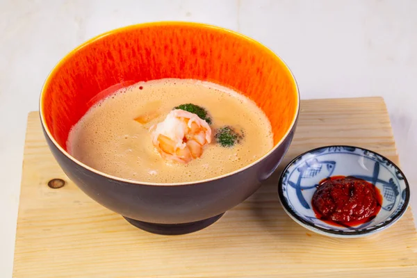 Laksa çorbası ile somon ve karides