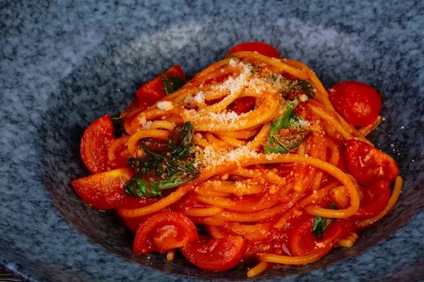 Kırmızı spagetti domates, tuz ve fesleğen ile