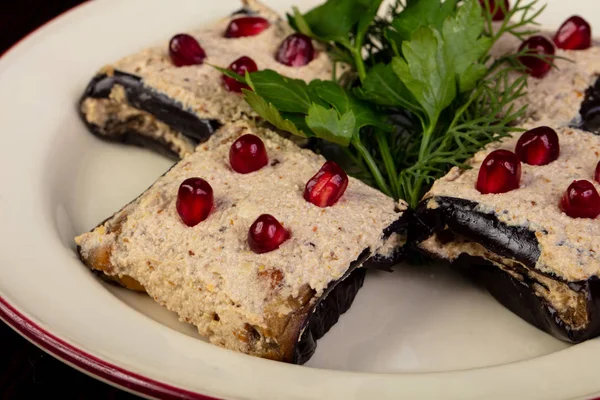 Pomegranet hizmet içi doldurulmuş patlıcan rulo