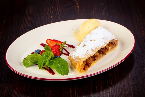 Nane ve syrop elma Strudel servis