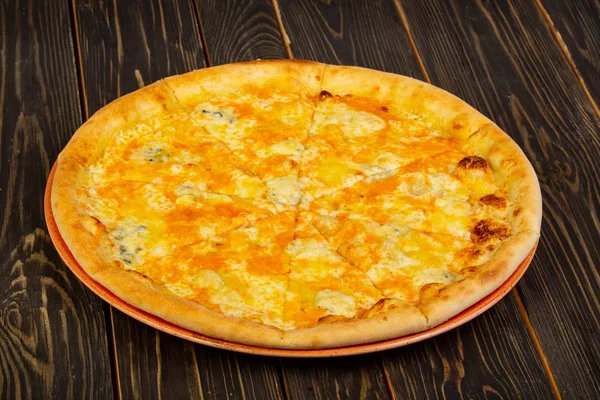 Pizza Vier Käse Über Hölzernem Hintergrund — Stockfoto