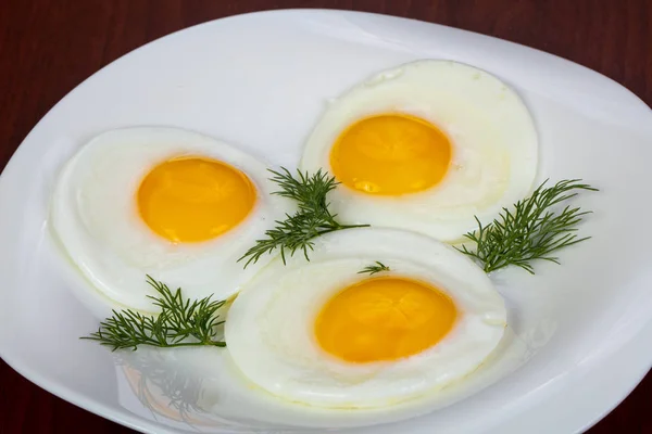 Смажені Три Яйця Подають Кропу — стокове фото