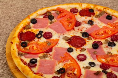 Jambonlu ve zeytinli pizza.