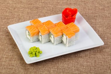 Somon ve yumuşak peynir rulo