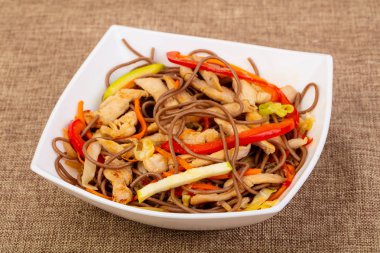 Soba noodle ile domuz eti, vegeetables ve baharatlar