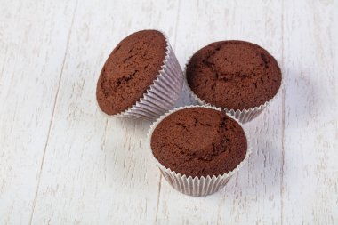 Ahşap arka plan üzerinde tatlı lezzetli muffins