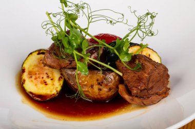 Patates ve soslu biftek