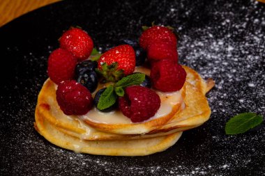 Nane yaprakları krep çilek ile hizmet