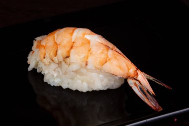 Karides ile Japon soğuk suşi