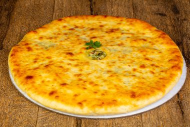 Ahşap arka plan üzerinde geleneksel Osetya pasta