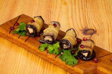 Peynir ile doldurulmuş patlıcan rulo