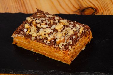 Bal ile lezzetli katmanlı kek