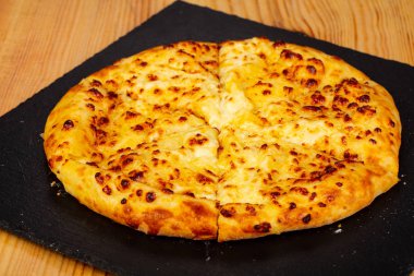 Kafkas mutfağı - Khachapuri peynir ile