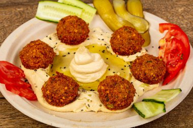 Humus falafel ve zeytin yağı ile