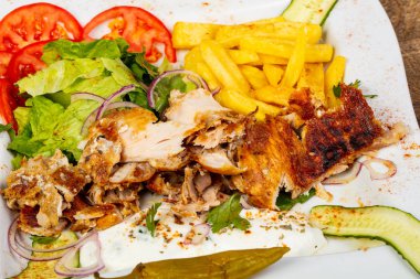 Gyros sebze ile plaka üzerinde