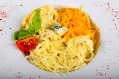 Makarna dört peynir fesleğen hizmet