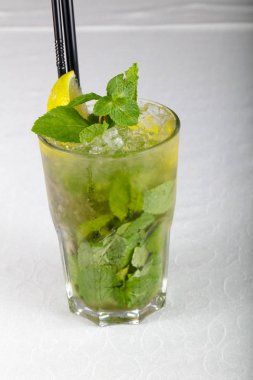 Soğuk Mojito beyaz masaya kokteyl