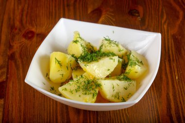 Dereotu ile haşlanmış patates