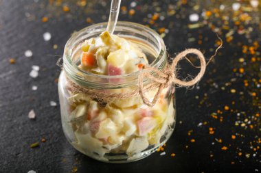 Rus salatası bardakta servis edebilirsiniz