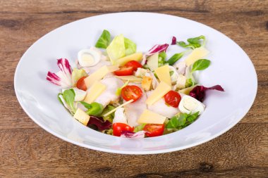 Jambon, yumurta ve domates salatası