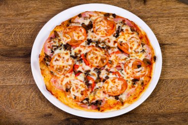 Jambonlu ve peynirli pizza