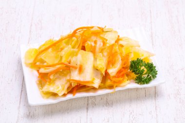 Kabın içinde geleneksel fermente lahana lahana turşusu