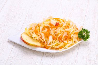 Kabın içinde geleneksel fermente lahana lahana turşusu